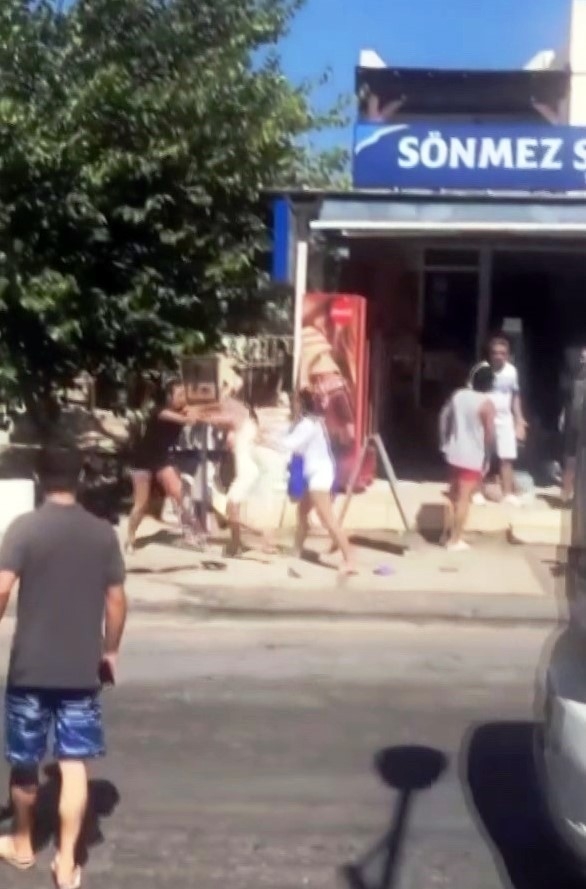 Kadınlar Sokak Ortasında Birbirine Girdi, Ortalık Savaş Alanına Döndü