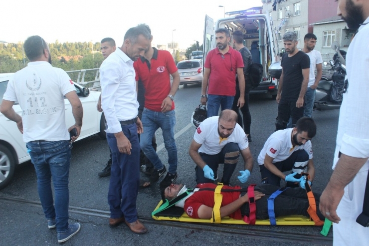 Kontrolden Çıkan Motosiklet Bariyerlere Çarptı, Sürücüsü Yaralandı