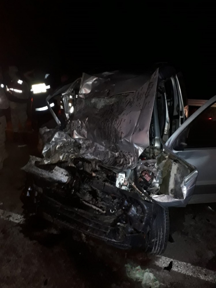 Tır İle Hafif Ticari Araç Kafa Kafaya Çarpıştı: 1 Ölü 1 Yaralı