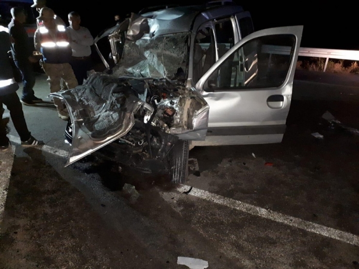 Tır İle Hafif Ticari Araç Kafa Kafaya Çarpıştı: 1 Ölü 1 Yaralı