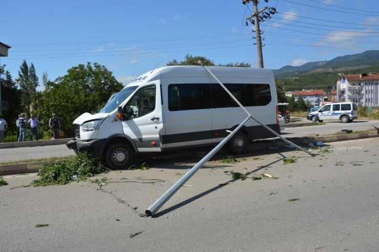 Tokat’ta Yolcu Minibüsü Refüje Çıktı: 6 Yaralı