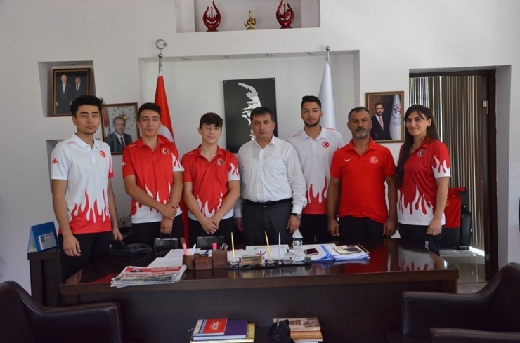 Şampiyon Taekwondoculardan Eskici’ye Ziyaret