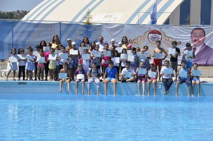 Yüzme Kursu Öğrencileri Sertifikalarını Aldı