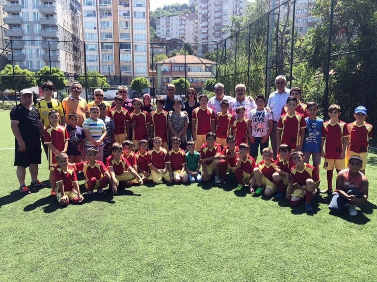 Yaz Futbol Okulu Mangal Partisiyle Son Buldu