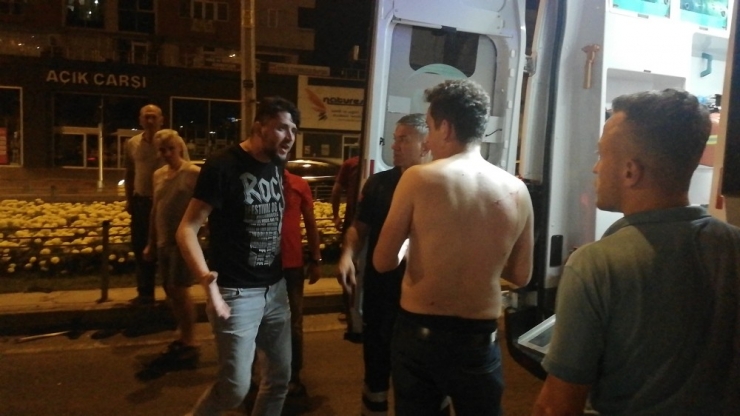 Otomobil Refüje Çarptı: 1 Yaralı