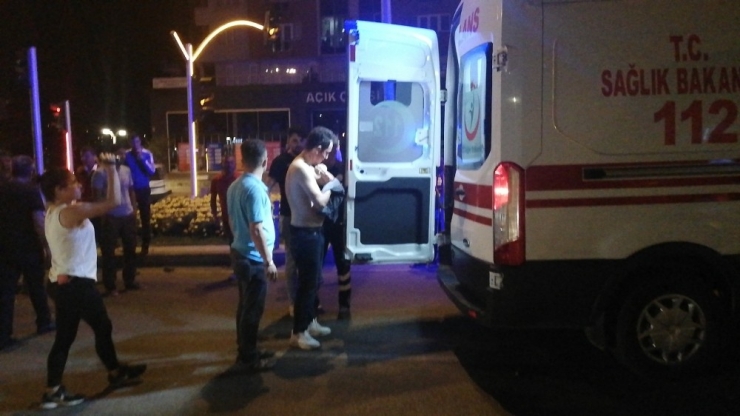 Otomobil Refüje Çarptı: 1 Yaralı