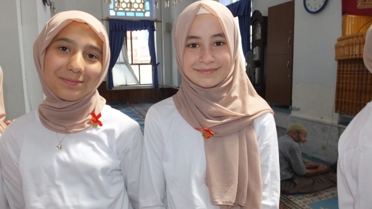 Burhaniye’de Hatim Eden Çocuklara Hediye Yağmuru