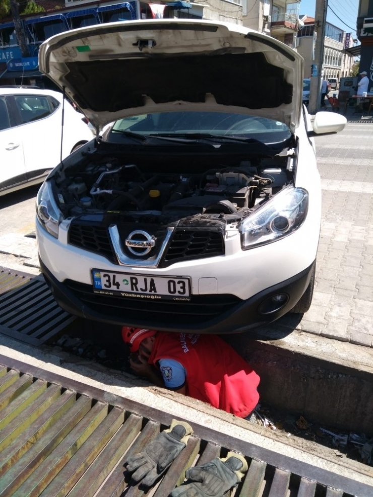 Otomobilin Motor Bölümüne Giren Kedi Yavrusunu İtfaiye Kurtardı