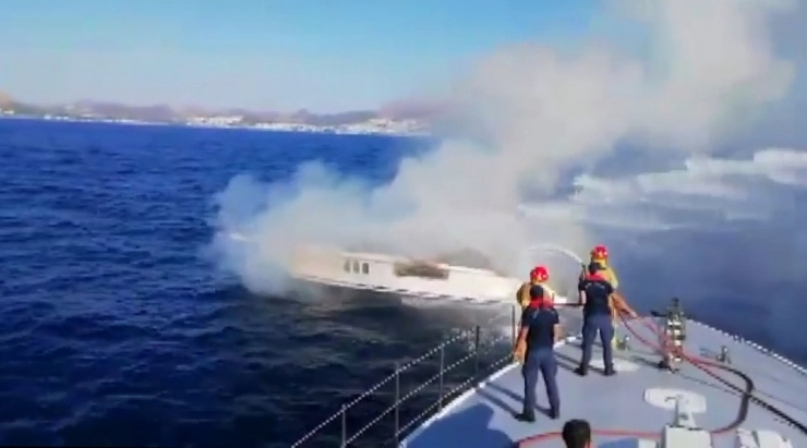 Motor Yat Bir Anda Alev Aldı, 6 Kişi Canını Zor Kurtardı