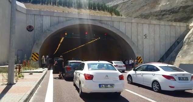 Orhangazi Tünelinde Yanan Otomobil Trafiğin 1 Saat Durmasına Sebep Oldu