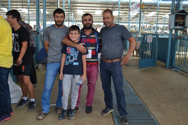 11 Yaşındaki Çocuk Hayvan Pazarında Su Satarak Bayramlıklarına Alacak