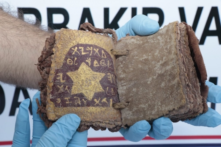 Diyarbakır’da Roma Dönemine Ait Altın Yazmalı Tarihi Kitap Ele Geçirildi