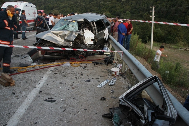 İki Otomobil Kafa Kafaya Çarpıştı: 1 Ölü, 5 Yaralı