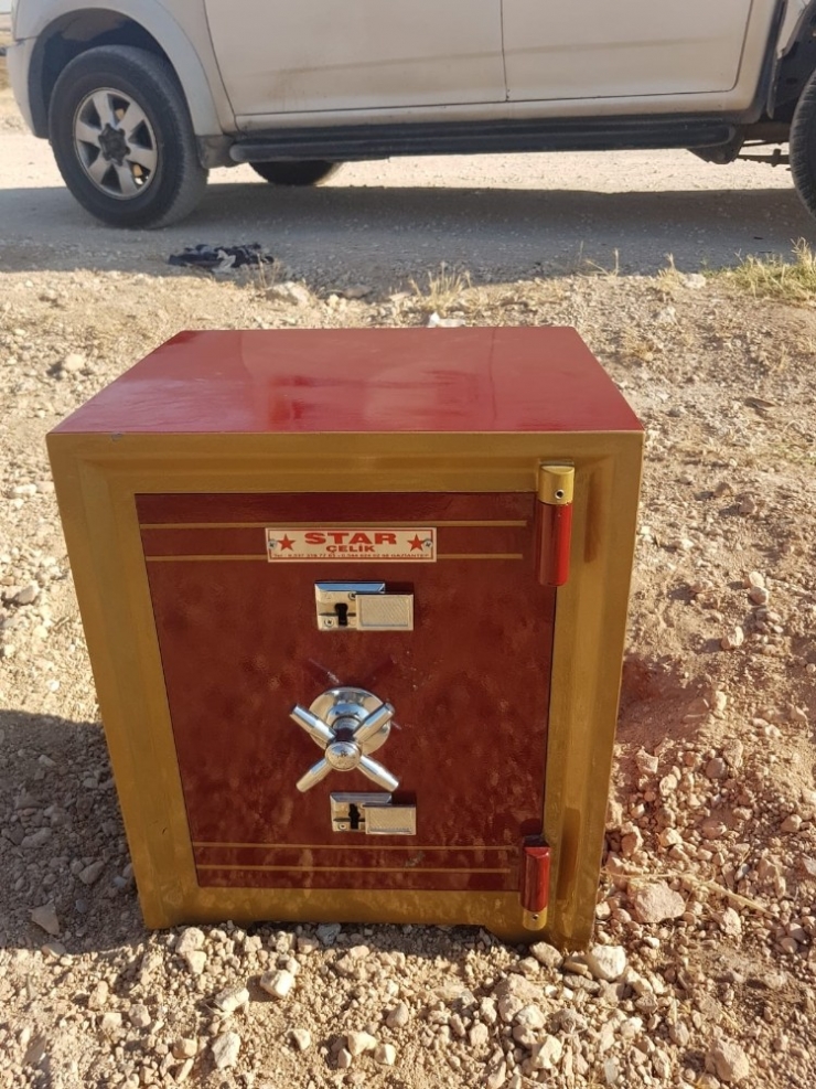 Önce Evin Anahtarını Sonra Evdeki Altın Ve Para Dolu Çelik Kasayı Çaldılar