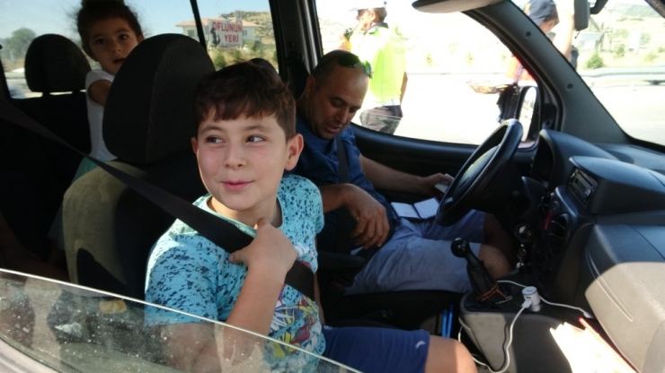 Jandarma’dan Şeker Ve Kolonyalı ‘Kemerin Ses Getirsin’ Uygulaması