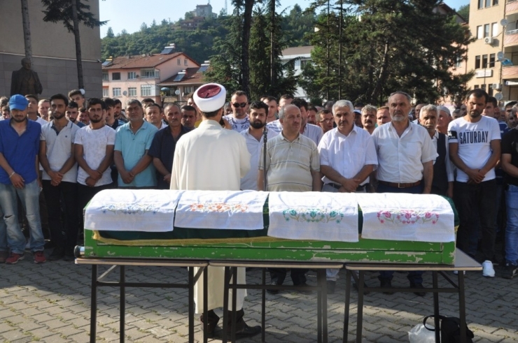 Bıçaklı Kavgada Hayatını Kaybeden Genç Toprağa Verildi