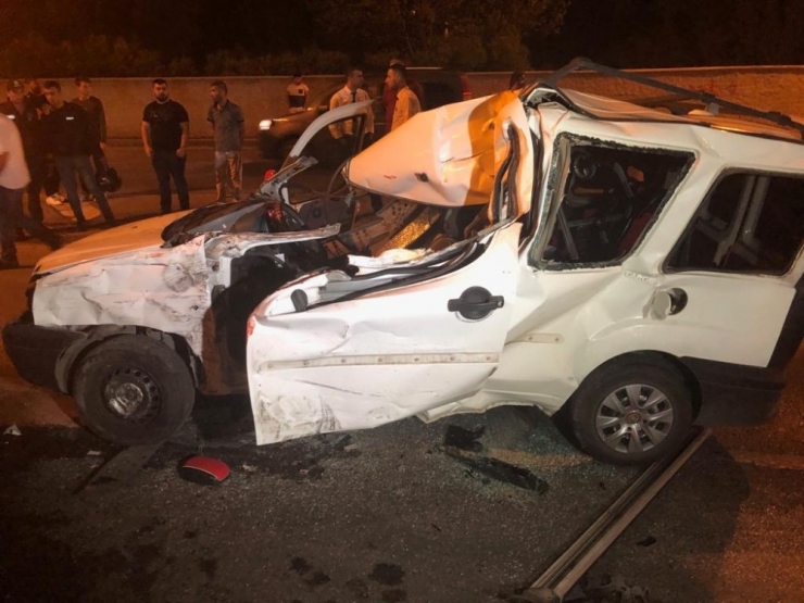 Kaza Yapan Otomobildeki Yolcu, Araçta Sıkışan Arkadaşını Bırakıp Kaçtı