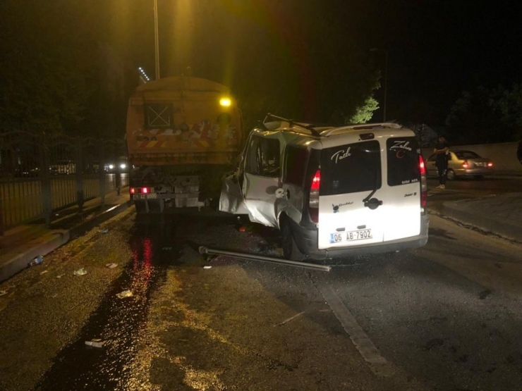 Kaza Yapan Otomobildeki Yolcu, Araçta Sıkışan Arkadaşını Bırakıp Kaçtı