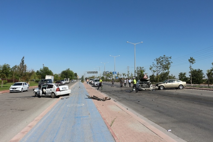 Karşı Şeride Geçen Otomobil, İki Otomobile Çarptı: 7 Yaralı