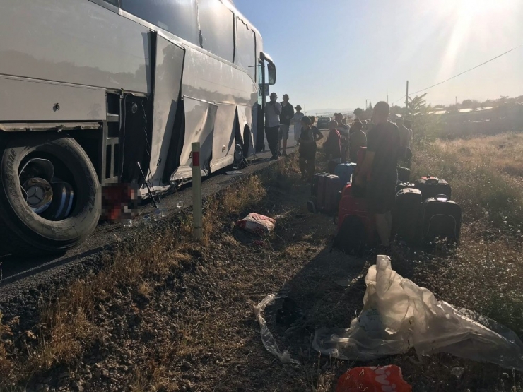 Tur Otobüsü Bariyerlere Çarptı: 5 Yaralı