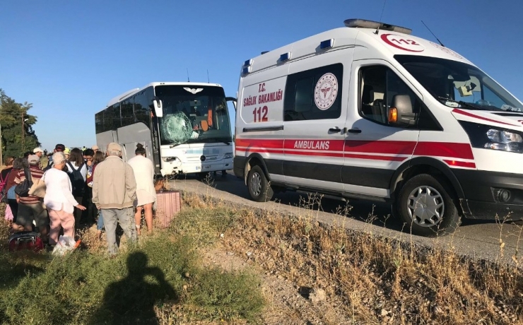 Tur Otobüsü Bariyerlere Çarptı: 5 Yaralı