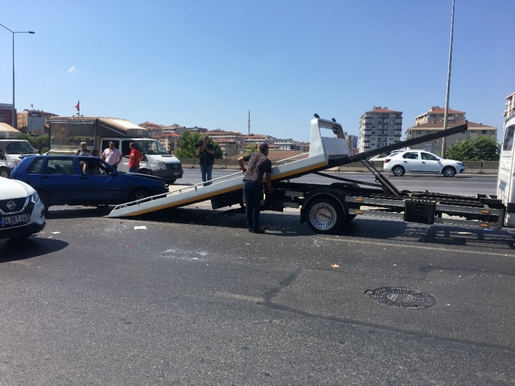 Küçükyalı’da Otomobil İle Minibüs Çarpıştı: 1 Yaralı