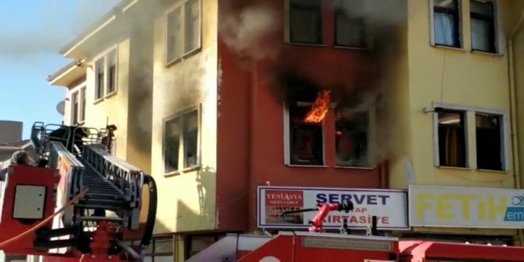 Şarjda Unutulan Cep Telefonu Yangın Çıkardı