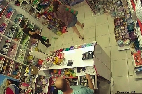 Sigara İçin Verdiği 50 Tl’ye Geri Alıp, Üzerini De Cebine Koyup İş Yerinden Çıktı