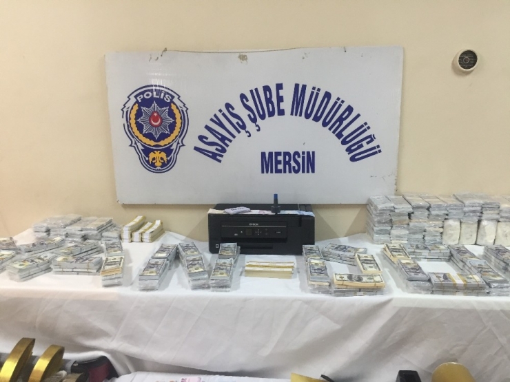 Evlerinden Sahte 2 Milyon Dolar Çıktı