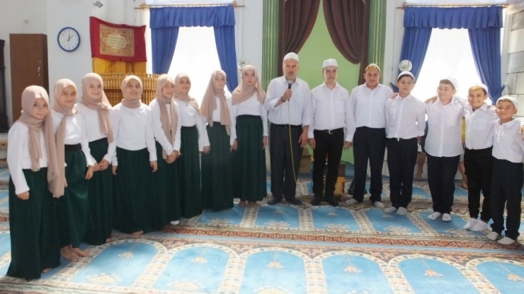 Burhaniye’de Hatim Eden Çocuklara Hediye Yağmuru