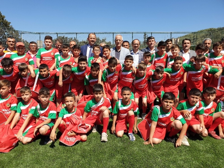 Orhaneli Belediyesi’nden Yaz Spor Okulu Öğrencilerine Forma