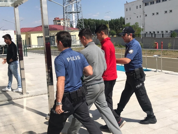 Polis Hırsızları Otobüste Yakaladı