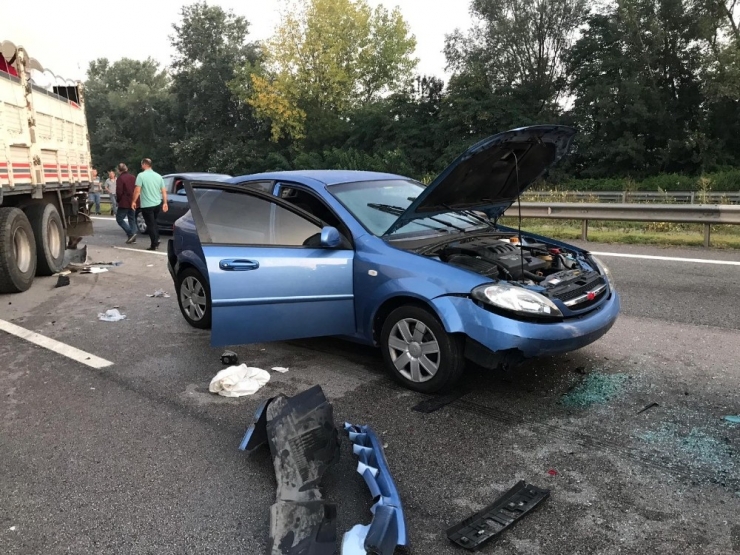 Tem Otoyolunda Zincirleme Trafik Kazası: 6 Yaralı