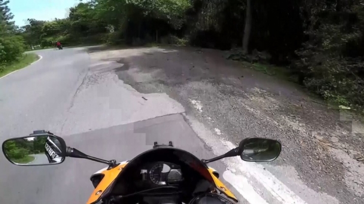 Sarıyer’de Hız Yapan Motosikletliler Çarpıştı