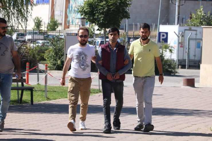 Komşusunu 11 Yerinden Bıçaklayarak Öldüren Şahıs Adliyede