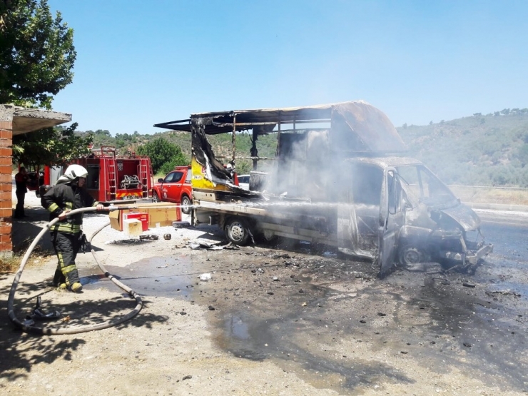 Araç Ve Çeyiz Eşyaları Cayır Cayır Yandı