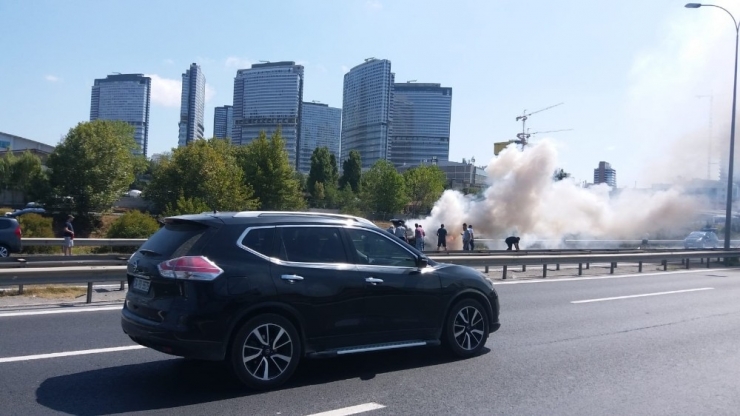 Tem Otoyolu’nda Bir Araç Alev Alev Yandı