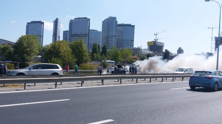 Tem Otoyolu’nda Bir Araç Alev Alev Yandı