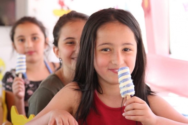 Şehit Öğretmen Anısına Yapılan Gezici Okuldaki Çocuklara Oyuncak Ve Dondurma Sürprizi