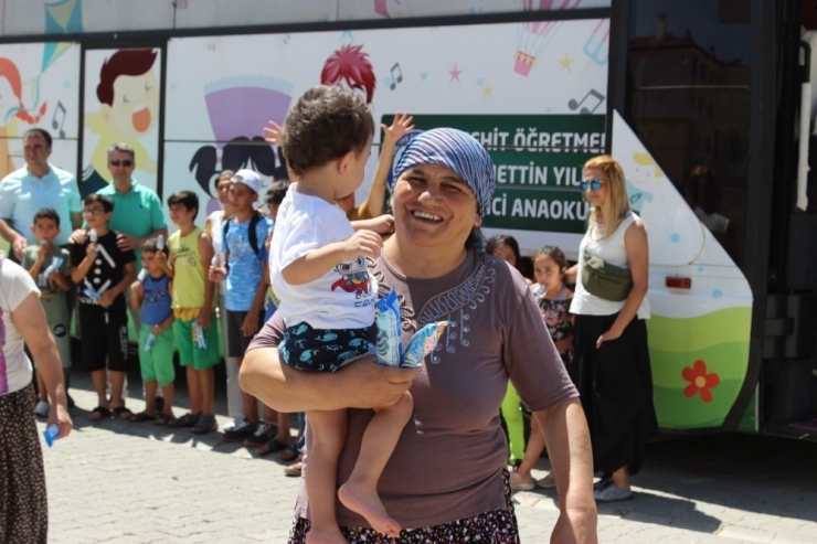 Şehit Öğretmen Anısına Yapılan Gezici Okuldaki Çocuklara Oyuncak Ve Dondurma Sürprizi