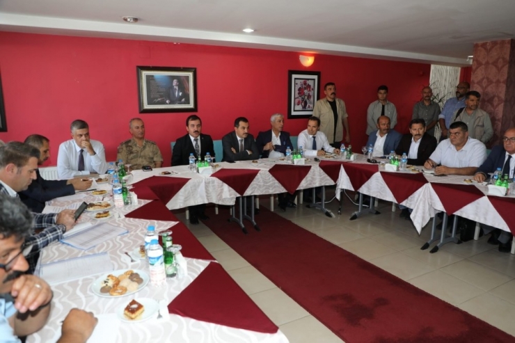 Vali Öksüz, Karakurt’ta Köylülerle Bir Araya Geldi