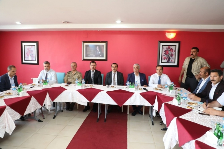 Vali Öksüz, Karakurt’ta Köylülerle Bir Araya Geldi