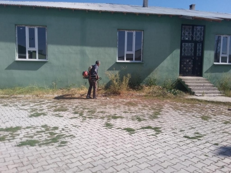 Çaldıran’da Bayram Öncesi Mezarlık Temizliği