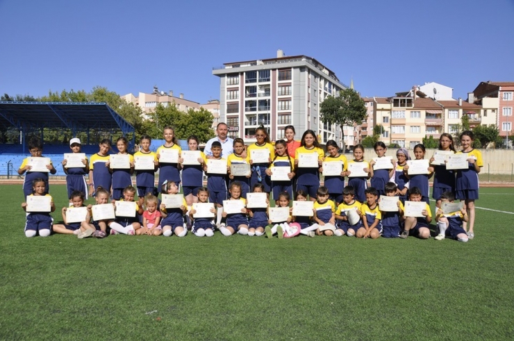 Yaz Spor Okulları Öğrencileri Sertifikalarını Aldı