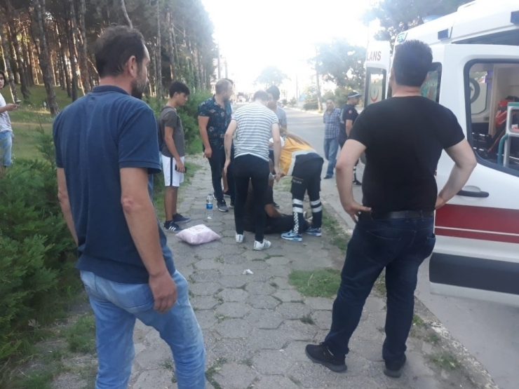 Motorsikletiyle Kaldırıma Çarptı, Az Kalsın Canından Oluyordu