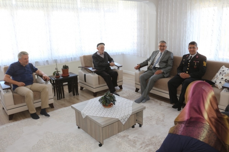 Başkan Bozkurt Şehit Aileleri Ve Vatandaşlarla Bayramlaştı