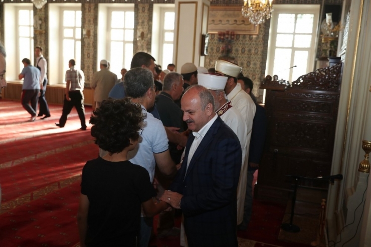 Vali Çakacak, Bayram Namazını Çarşı Camii’nde Kıldı