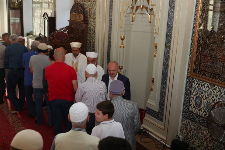 Vali Çakacak, Bayram Namazını Çarşı Camii’nde Kıldı