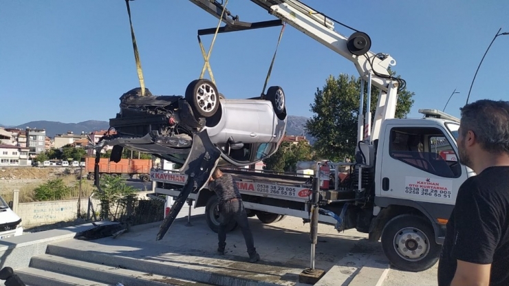 Kontrolden Çıkan Otomobil Alt Geçidin Merdivenlerine Uçtu