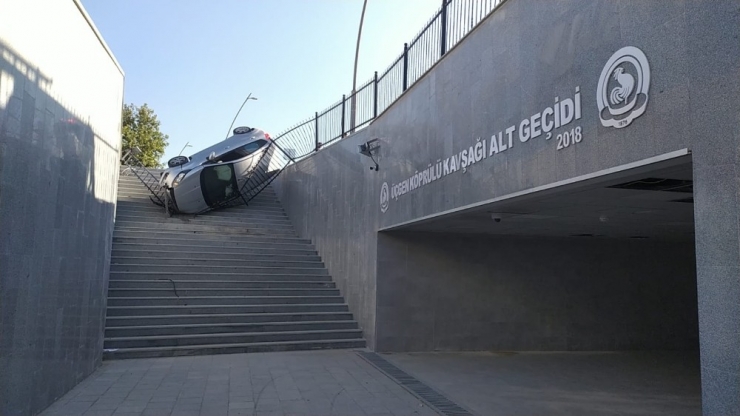 Kontrolden Çıkan Otomobil Alt Geçidin Merdivenlerine Uçtu